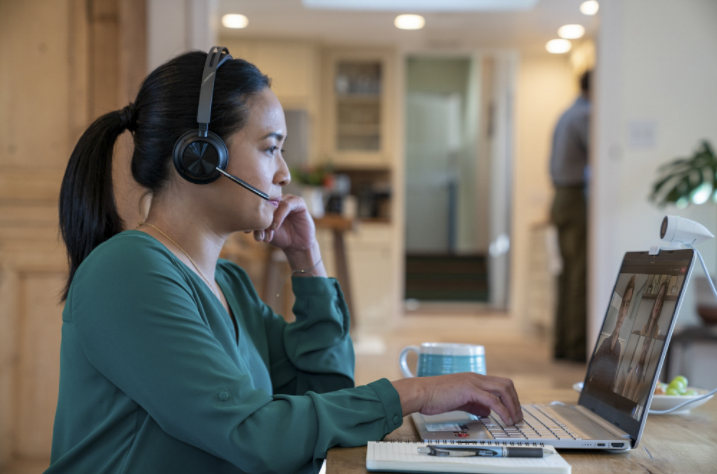 Poly Voyager Focus 2 UC, auriculares estéreo Bluetooth con base de carga, USB-C